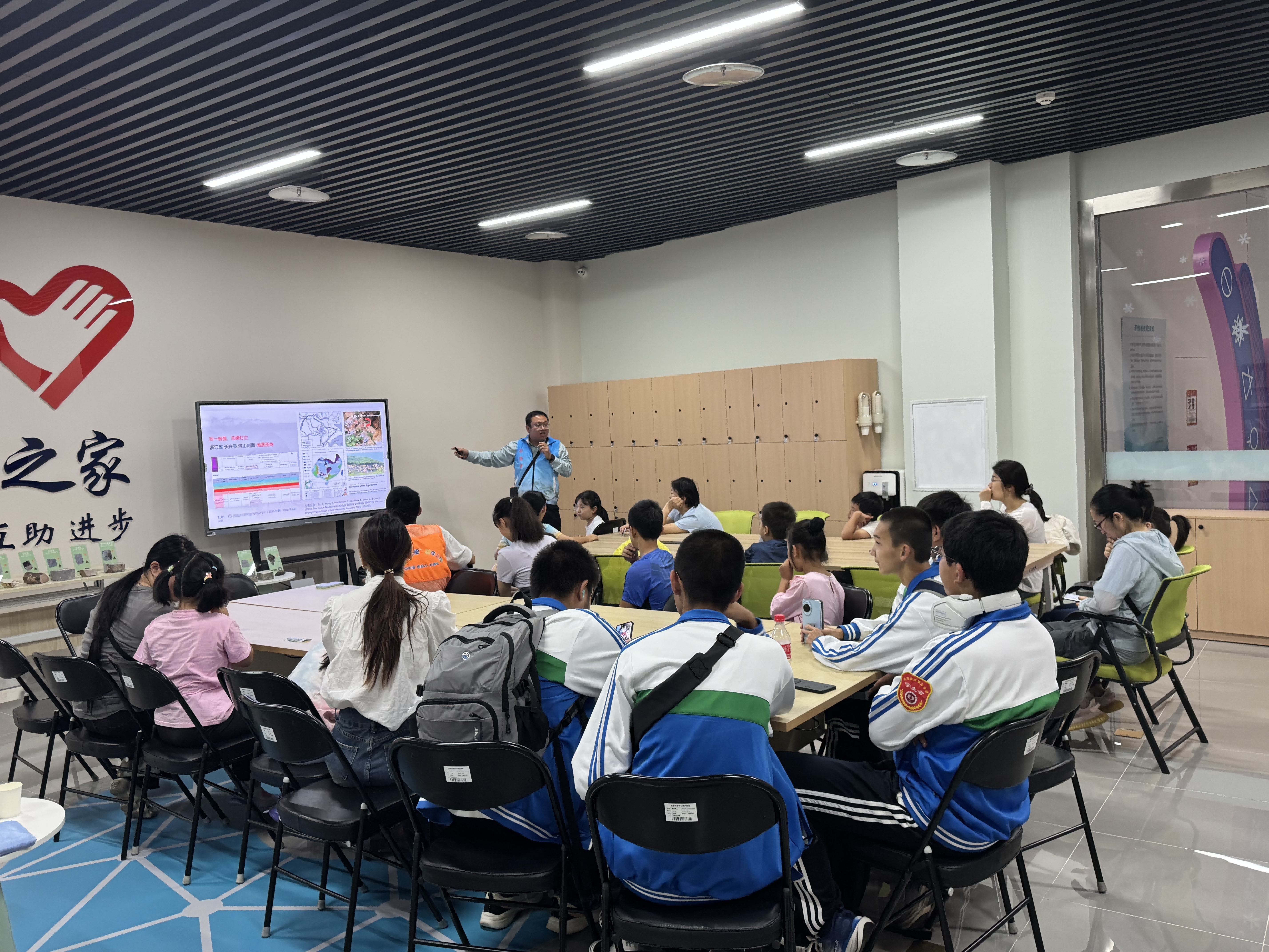 志愿采风第33期：科学教育志愿者服务队在行动—地质专家志愿领航，带小观众解锁北京岩石密码